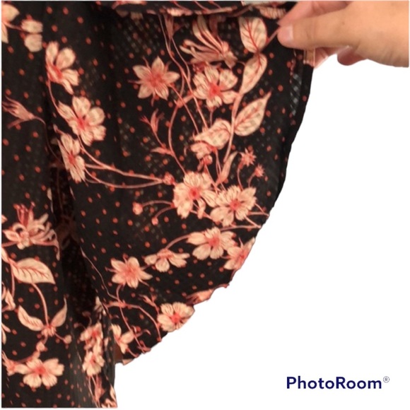 RED AND BLACK LARGE FLORAL PRINT BLOUSE - Picture 4 of 8